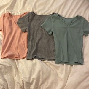 Total of 3 women’s Shein t-shirts in the colors pink, grey, and green (all XXS).